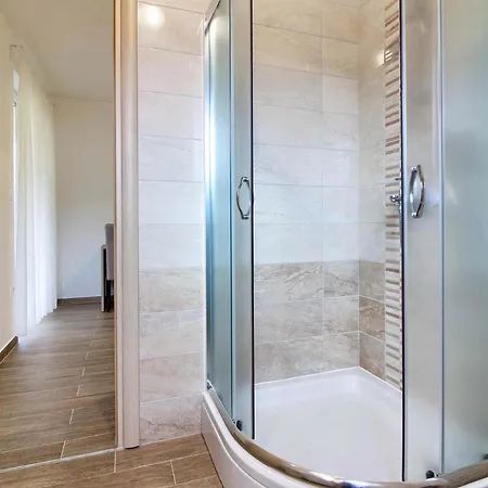 Luxury With Private Pool 200m From The - Wiibuk