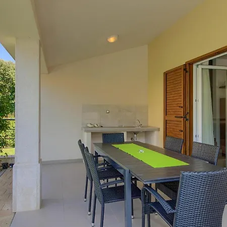 Luxury With Private Pool 200m From The - Wiibuk *